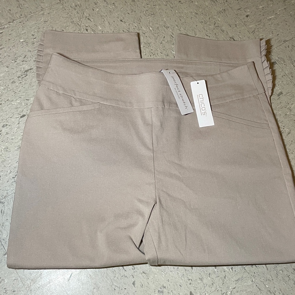 Chino’s Perfect stretch Josie Ruffle Beige Capris Pleated Hem Sz 1.5